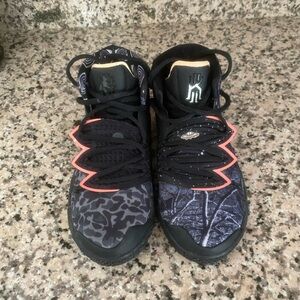 The Nike Kyrie Hybrid S2 EP 'What The' basketball sneaker.